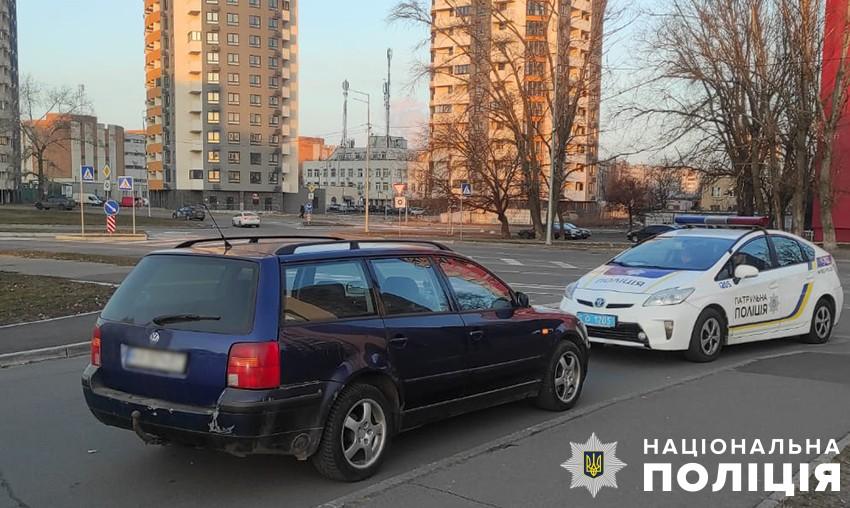 Пьяный водитель сбил девушку на тротуаре и попытался скрыться с места происшествия.