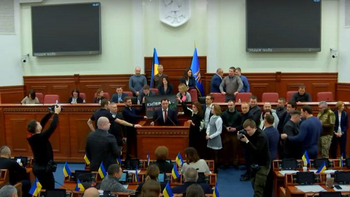 "EU" and "UDAR" have obstructed the Kyiv City Council podium, resulting in the postponement of the meeting.