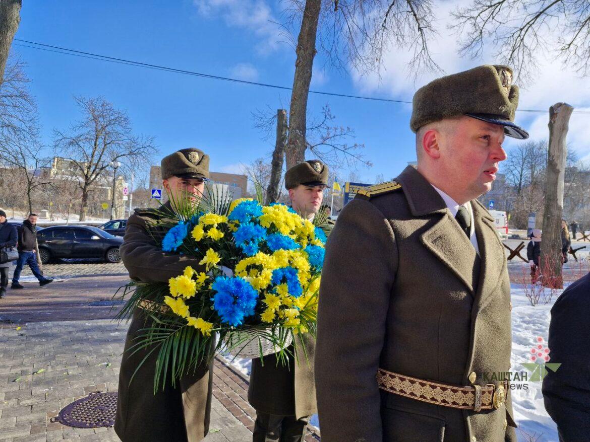 We bow our heads in honor of the fallen heroes of the Maidan. (PHOTO)