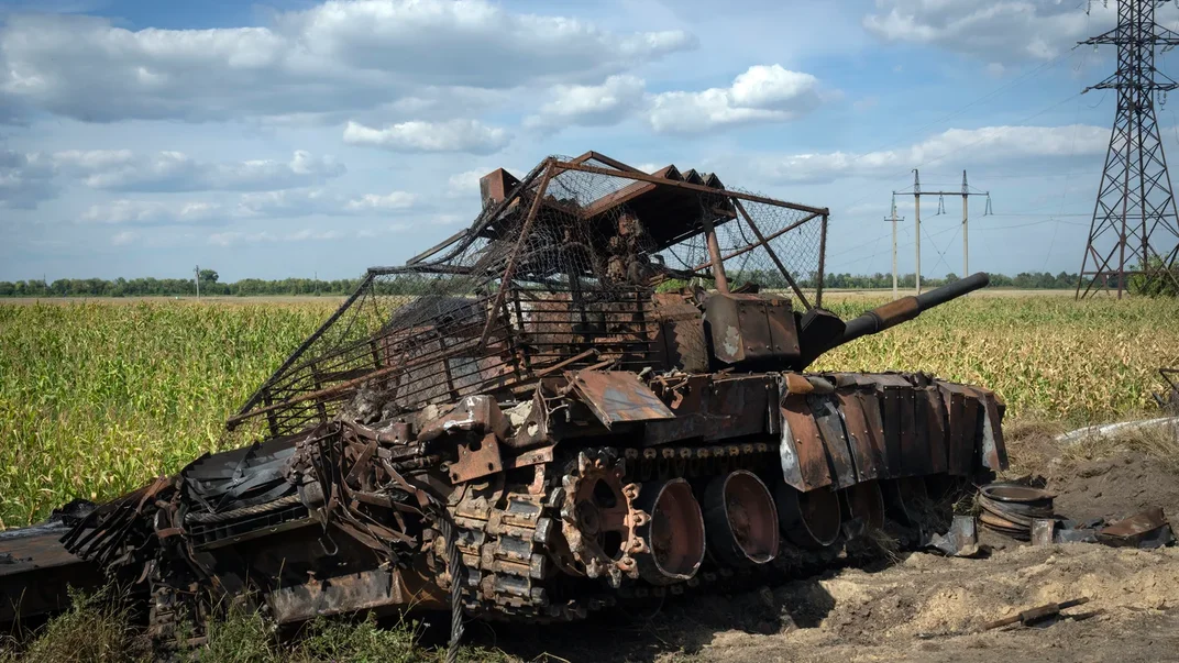 Уничтоженный российский танк на обочине вблизи Суджи, Курская область, 16 августа 2024 года